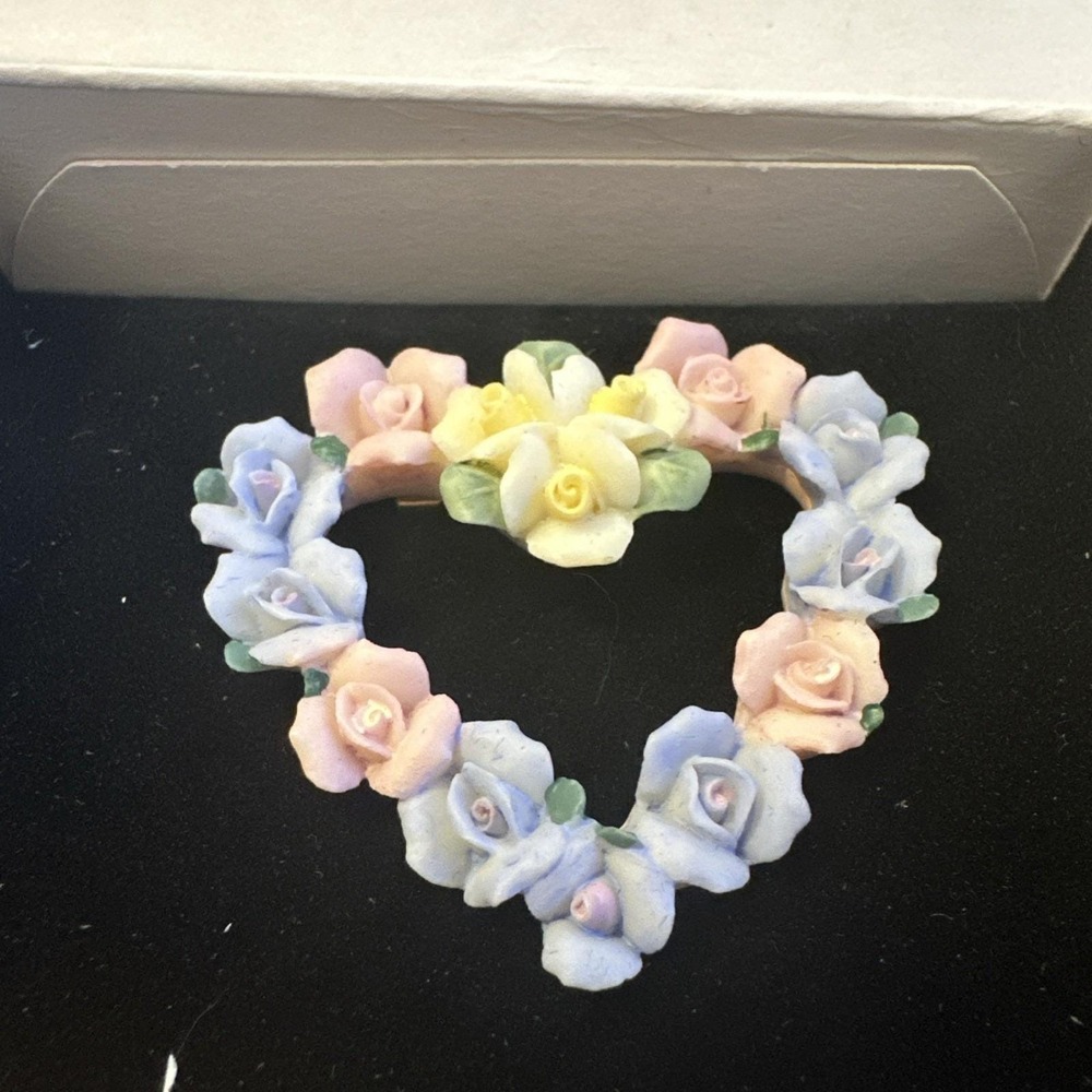 Vintage Avon Hearts And Flowers Pin Brooch In Box Spring Pastel 1998‎